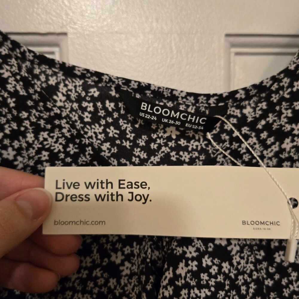 NWT BloomChic ditsy floral cold shoulder top - Size 22/24 - Picture 8 of 8